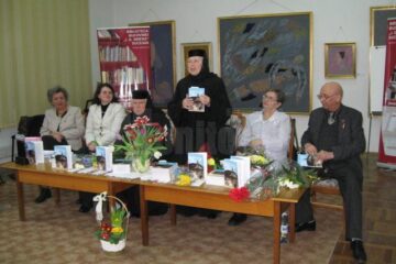 În Sala de Artă „Elena Greculesi” a bibliotecii sucevene, a avut loc lansarea cărții „Mănunchi de gânduri”, a monahiei scriitoare Elena Simionovici