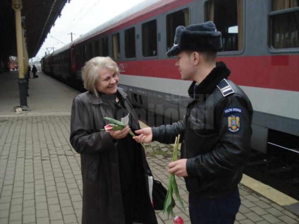 Poliția Transporturi Suceava a oferit călătorilor flori și recomandări preventive Poliția Transporturi Suceava a oferit călătorilor flori și recomandări preventive