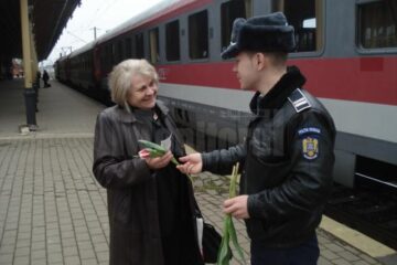 Poliția Transporturi Suceava a oferit călătorilor flori și recomandări preventive