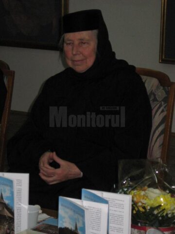 În Sala de Artă „Elena Greculesi” a bibliotecii sucevene, a avut loc lansarea cărții „Mănunchi de gânduri”, a monahiei scriitoare Elena Simionovici