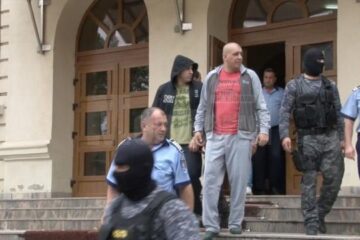 Frații Ilie și Ioan Popovici împart aceeași pereche de cătușe