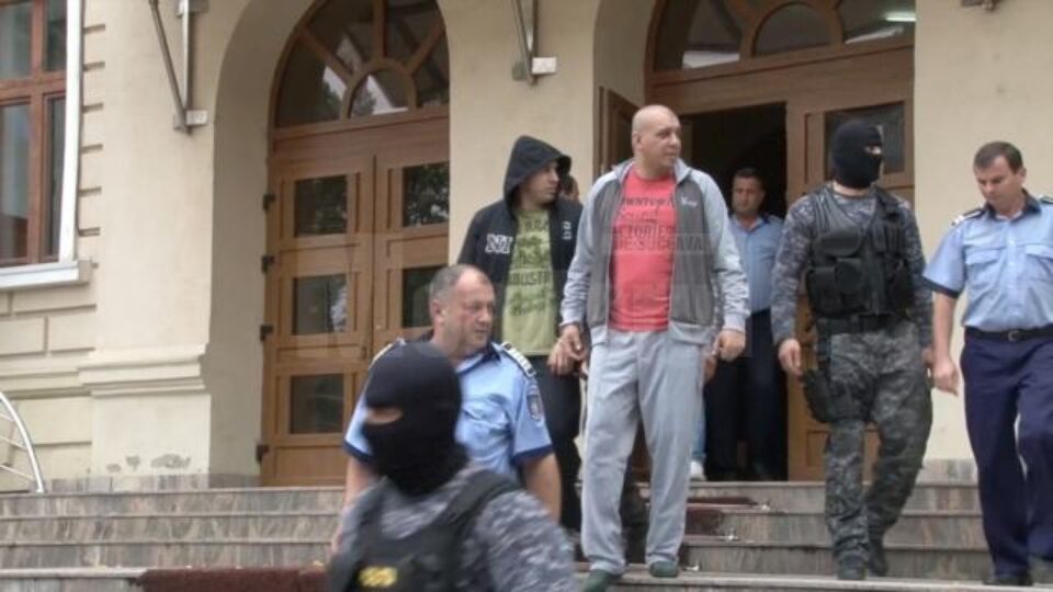 Frații Ilie și Ioan Popovici împart aceeași pereche de cătușe