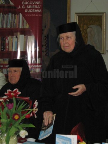 În Sala de Artă „Elena Greculesi” a bibliotecii sucevene, a avut loc lansarea cărții „Mănunchi de gânduri”, a monahiei scriitoare Elena Simionovici