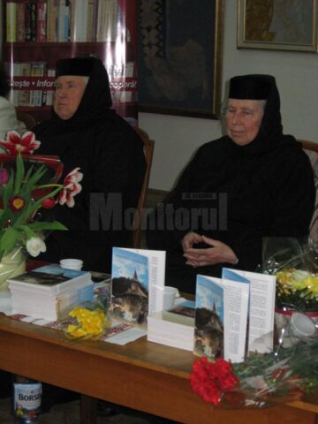În Sala de Artă „Elena Greculesi” a bibliotecii sucevene, a avut loc lansarea cărții „Mănunchi de gânduri”, a monahiei scriitoare Elena Simionovici