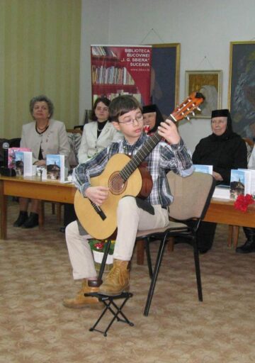 În Sala de Artă „Elena Greculesi” a bibliotecii sucevene, a avut loc lansarea cărții „Mănunchi de gânduri”, a monahiei scriitoare Elena Simionovici