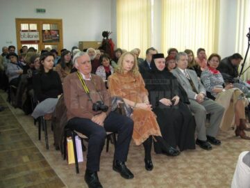 În Sala de Artă „Elena Greculesi” a bibliotecii sucevene, a avut loc lansarea cărții „Mănunchi de gânduri”, a monahiei scriitoare Elena Simionovici