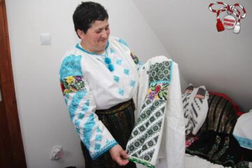 Elena Iurciuc, din Șerbăuți, împodobește cămășile tradiționale cu mii de mărgele colorate