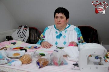 Elena Iurciuc, din Șerbăuți, împodobește cămășile tradiționale cu mii de mărgele colorate