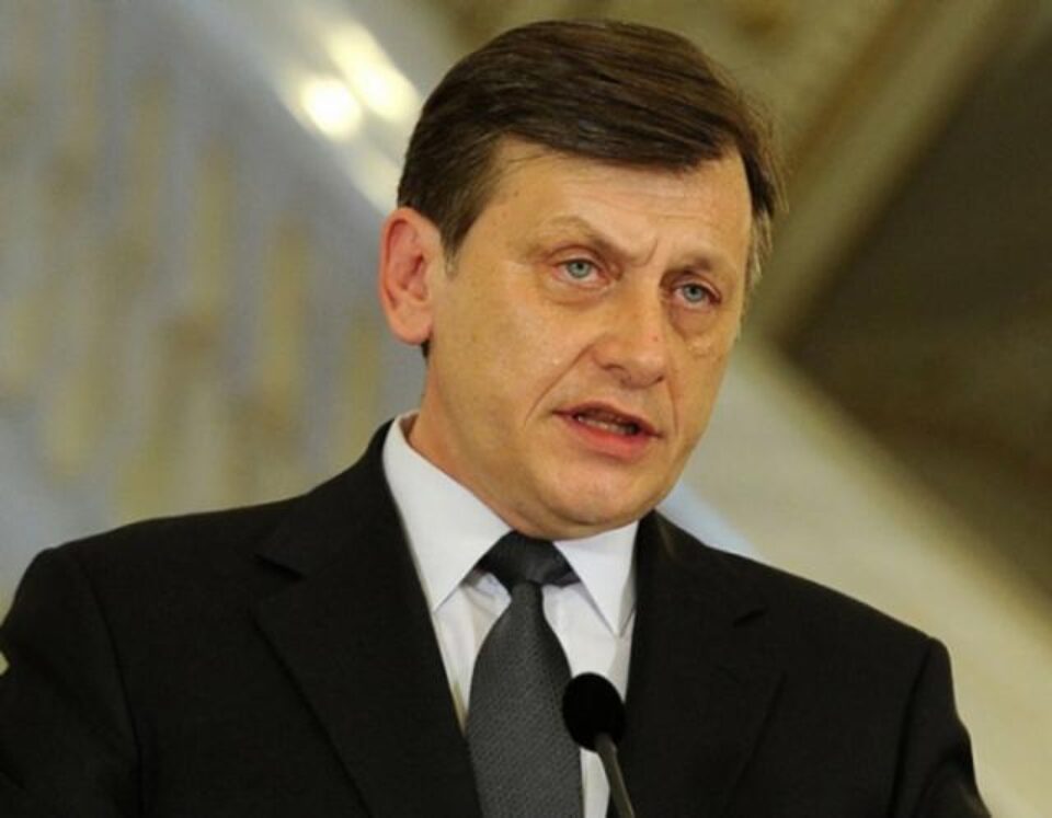Antonescu și-a anunțat demisia din funcția de președinte al Senatului