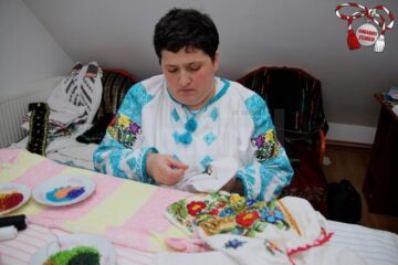 Elena Iurciuc, din Șerbăuți, împodobește cămășile tradiționale cu mii de mărgele colorate