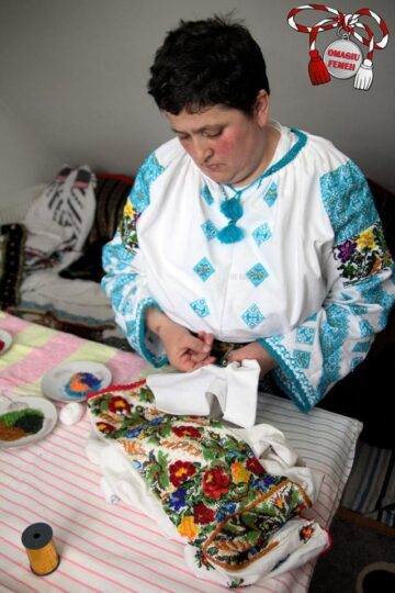 Elena Iurciuc, din Șerbăuți, împodobește cămășile tradiționale cu mii de mărgele colorate