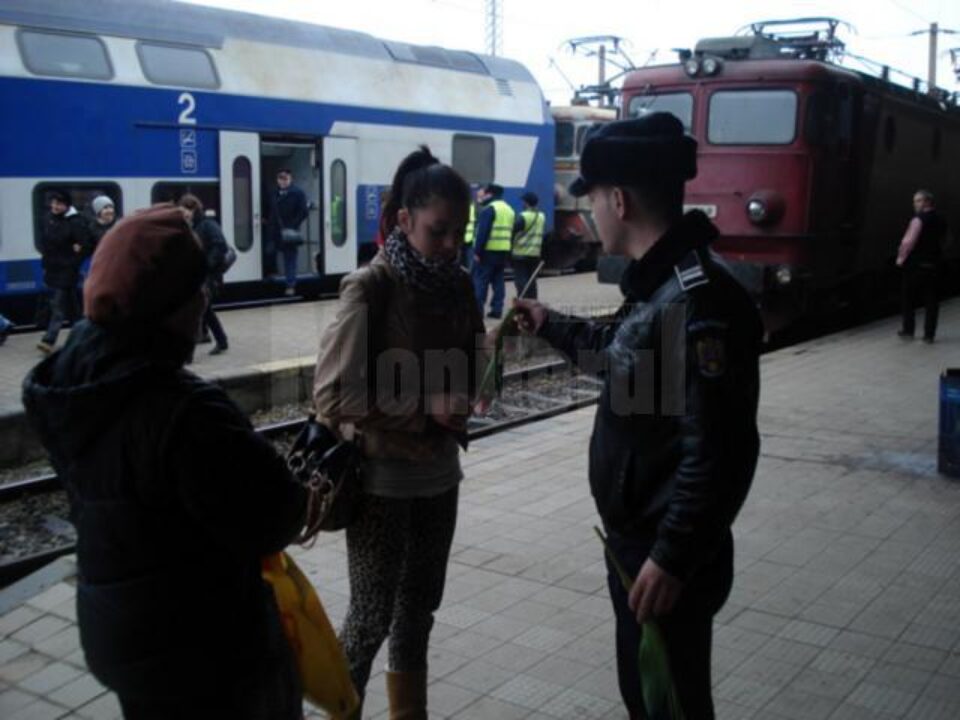 Polițiștii de la „Transporturi” au împărțit flori doamnelor care au călătorit cu trenul