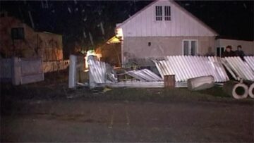Accident rutier la Plopeni, provocat de un șofer fugar care a distrus un gard