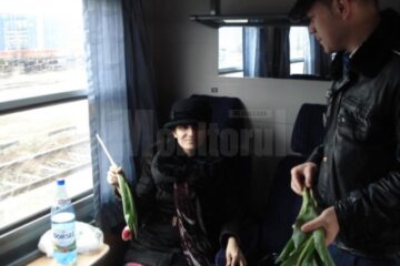 Polițiștii de la „Transporturi” au împărțit flori doamnelor care au călătorit cu trenul