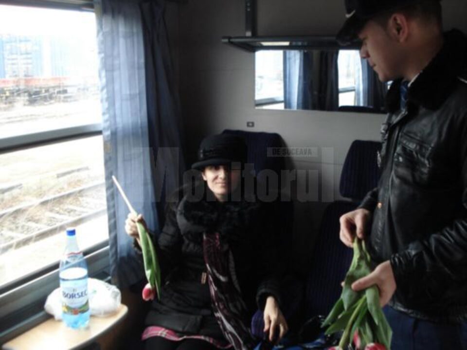 Polițiștii de la „Transporturi” au împărțit flori doamnelor care au călătorit cu trenul