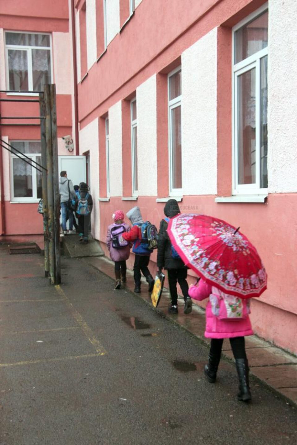 29 de părinți refuză să-și mai trimită copiii la școală din cauza comportamentului violent al unui elev din clasă 29 de părinți refuză să-și mai trimită copiii la școală din cauza comportamentului violent al unui elev din clasă