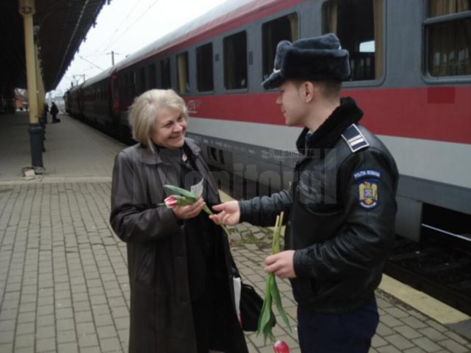 Polițiștii de la „Transporturi” au împărțit flori doamnelor care au călătorit cu trenul
