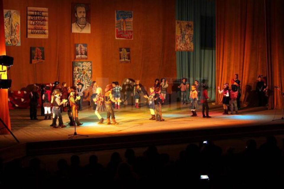 Spectacol aniversar susținut de elevii Școlii Gimnaziale „Ion Creangă” Suceava Spectacol aniversar susținut de elevii Școlii Gimnaziale „Ion Creangă” Suceava