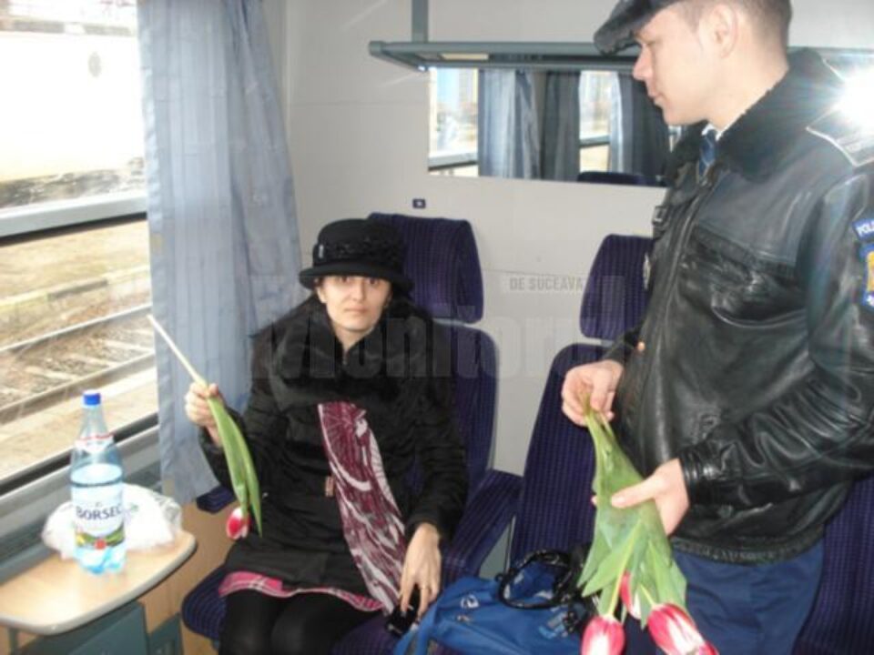 Polițiștii de la „Transporturi” au împărțit flori doamnelor care au călătorit cu trenul