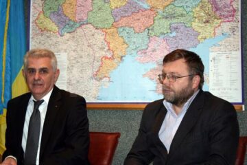 Vasyl Boiechko, consulul Ucrainei de la Suceava, și Boreslav Petrasciuc, președintele Uniunii Ucrainenilor din România, filiala Suceava