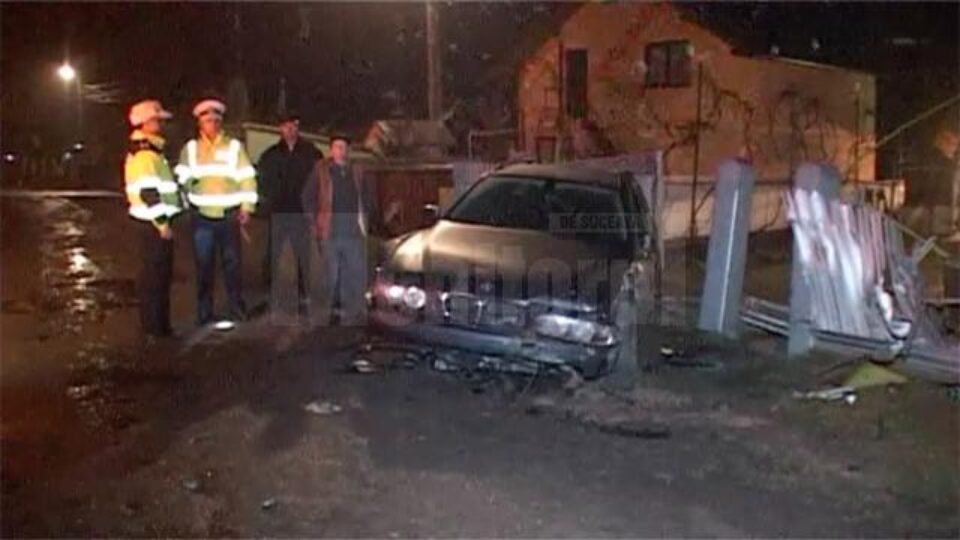Șoferul unui BMW cu însemne naziste s-a izbit cu mașina într-o casă și a fugit