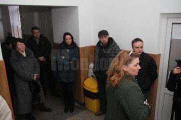 Părinții au venit miercuri dimineață la școală pentru a solicita conducerii școlii rezolvarea situației