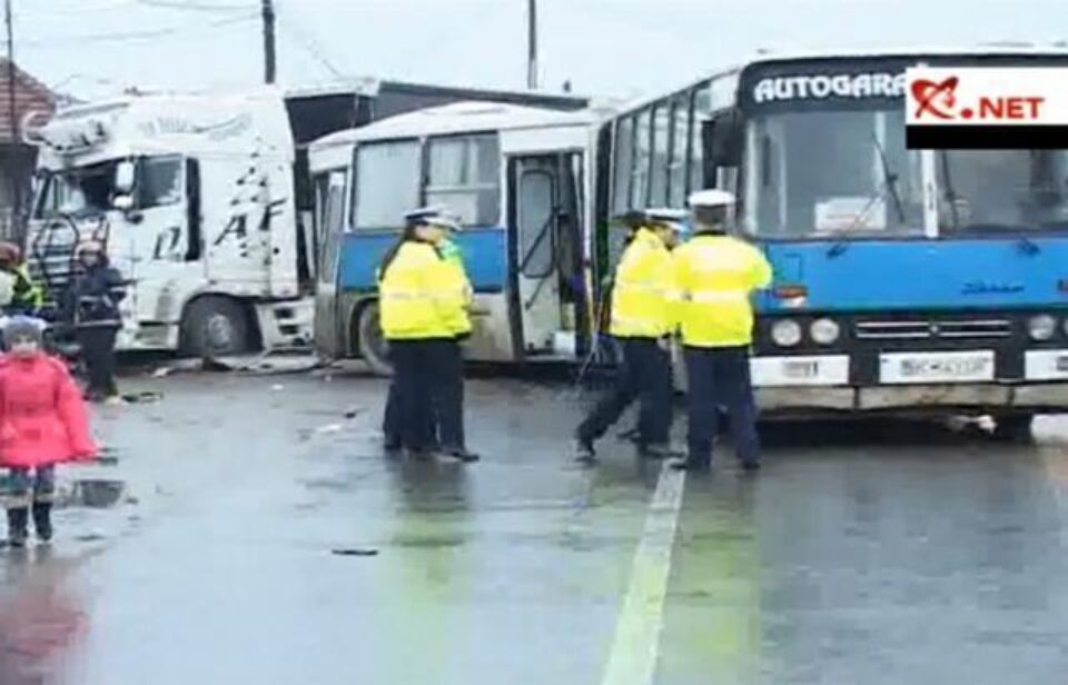 Un șofer de tir din Suceava s-a izbit într-un autobuz. Foto: Realitatea.net