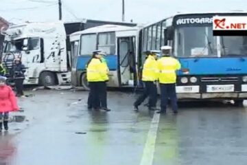 Un șofer de tir din Suceava s-a izbit într-un autobuz. Foto: Realitatea.net