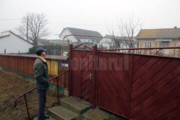 Casa bătrânei e chiar la marginea DN 29 Suceava-Botosani, gard în gard cu biserica din Plopeni