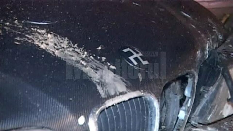 Șoferul unui BMW cu însemne naziste s-a izbit cu mașina într-o casă și a fugit