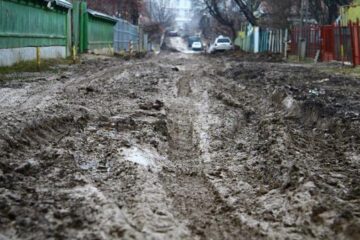 Zeci de familii din Fălticeni înoată pur și simplu prin noroi de mai multe săptămâni