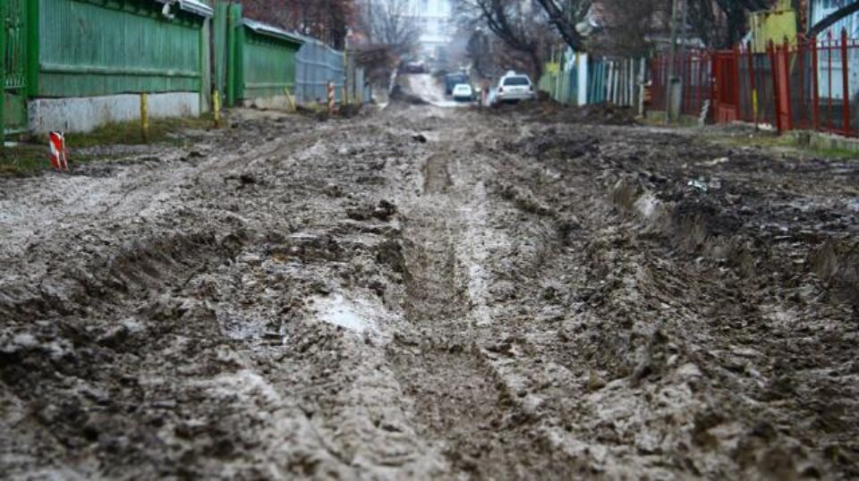 Zeci de familii din Fălticeni înoată pur și simplu prin noroi de mai multe săptămâni Zeci de familii din Fălticeni înoată pur și simplu prin noroi de mai multe săptămâni