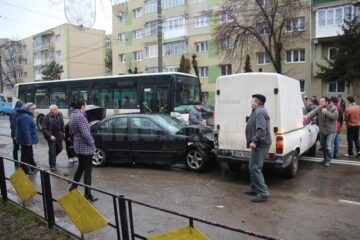 Autoturismul BMW a acroșat două mașini, lovind mai violent o Dacie Papuc