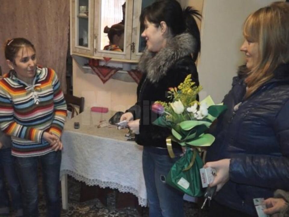 Ajutor din partea femeilor democrat-liberale pentru o mamă cu doi copii din Rădăuți