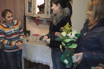 Ajutor din partea femeilor democrat-liberale pentru o mamă cu doi copii din Rădăuți