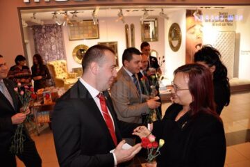 Participantele la acțiunea „Femei de succes – Performanță la superlativ” au primit flori