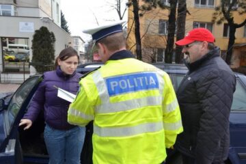 AutoMitric și Poliția Rutieră Suceava au oferit flori speciale pentru doamne deosebite