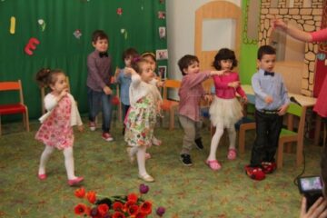 Spectacol de 8 Martie la Grădinița "Cei 7 Pitici"