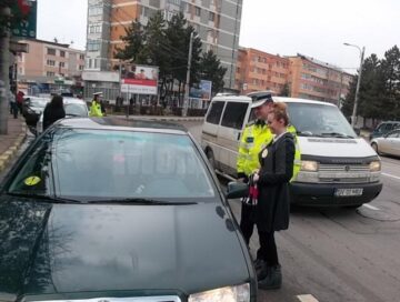 Reprezentanții unei firme de cosmetice au oferit și ei flori, alături de polițiștii de la Circulație, participantelor la trafic
