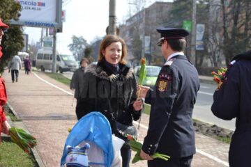 „Intervenții” cu flori pentru doamne și domnișoare, din partea pompierilor
