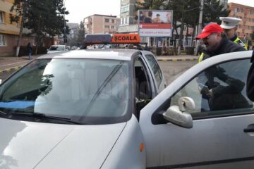 Filtrul special de 8 Martie, compus dintr-un polițist rutier și un reprezentant al Auto Mitric