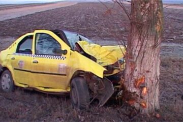 Taximetrist de 21 de ani, mort după ce s-a izbit într-un copac