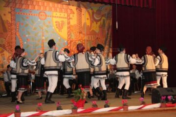 Interpreți de muzică populară, instrumentiști, dansatori, pe aceeași scenă, într-un spectacol dedicat mamei