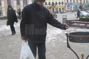 Scrumieră amplasată în loc special amenajat pentru fumat
