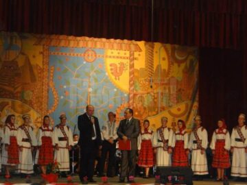 Interpreți de muzică populară, instrumentiști, dansatori, pe aceeași scenă, într-un spectacol dedicat mamei