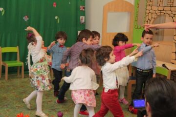 Spectacol cu multe surprize pentru mămici, la Grădinița „Cei 7 Pitici”