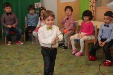 Spectacol cu multe surprize pentru mămici, la Grădinița „Cei 7 Pitici”