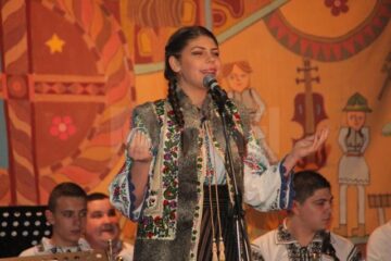 Interpreți de muzică populară, instrumentiști, dansatori, pe aceeași scenă, într-un spectacol dedicat mamei
