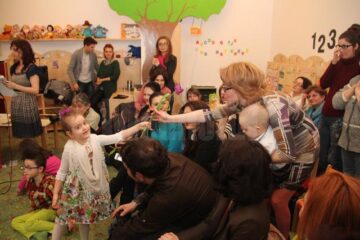 Spectacol cu multe surprize pentru mămici, la Grădinița „Cei 7 Pitici”