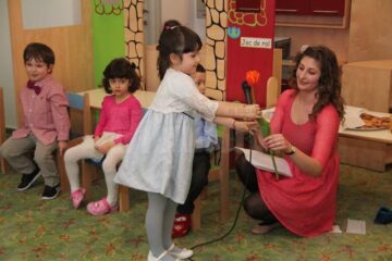 Spectacol cu multe surprize pentru mămici, la Grădinița „Cei 7 Pitici”